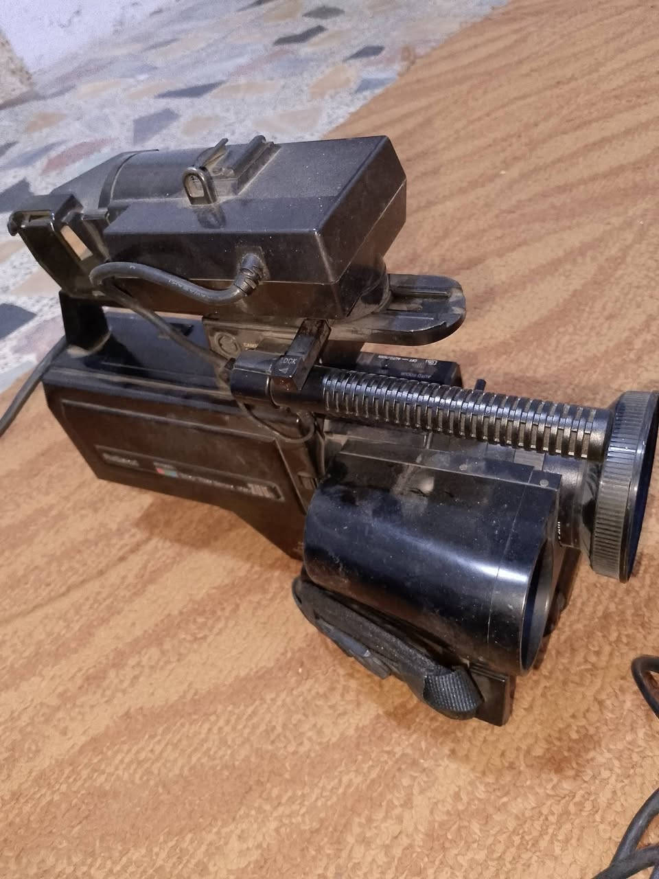 السلام عليكم كامره تصوير بس ما دري بيها يشتغل لا انته وحضك السعر 200
***********
