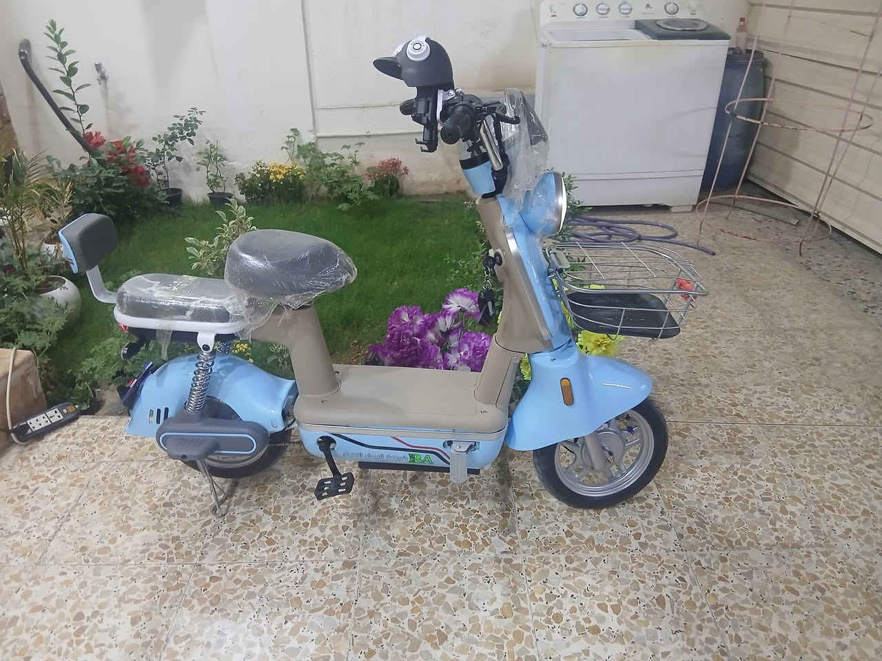 سلام عليكم دراجه شحن للبيع شركه البيداء السعر 350الف قفل دراجة جديدة معا 2بصمة 2كارت تشغيل 2سويج 2مفتاحقفل تاير الخلفي تواصل معي /***********
