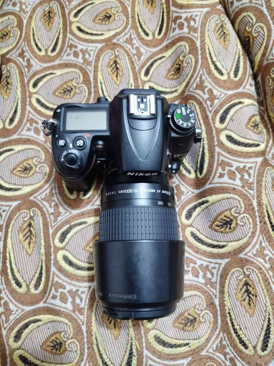 كامره نيكون D7000 الكامره نظيفه
وياها زوم 70-300 وشاحنه 
مكاني حله سعرها 400 وبيها مجال 

***********
