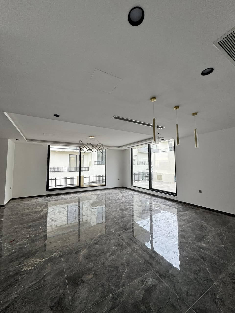 ‼️ عرض حصري – بيع مستعجل جدا ‼️
📍 مجمع ماربيلا 2 | Marbella 2

ڤلة للبيع نقدًا ضمن أحد أرقى المجمعات السكنية،
موقع مميز جدًا وتشطيب راقٍ بسعر تنافسي 🔥

🔹 المساحة: 320 م + ١٢٠ م حديقة فضله
🔹 الواجهة: غرب (إضاءة وتهوية ممتازة)

📞 للاستفسار والتواصل :
مكتب VIP دهوك للعقارات
☎️ 0750 217 9420
☎️ 0770 818 0740

🔑 فرصة ذهبية للسكن الراقي أو الاستثمار المضمون

#ماربيلا2 #Marbella2 #مجمع_ماربيلا #Marbella_Compound #فلل_للبيع
