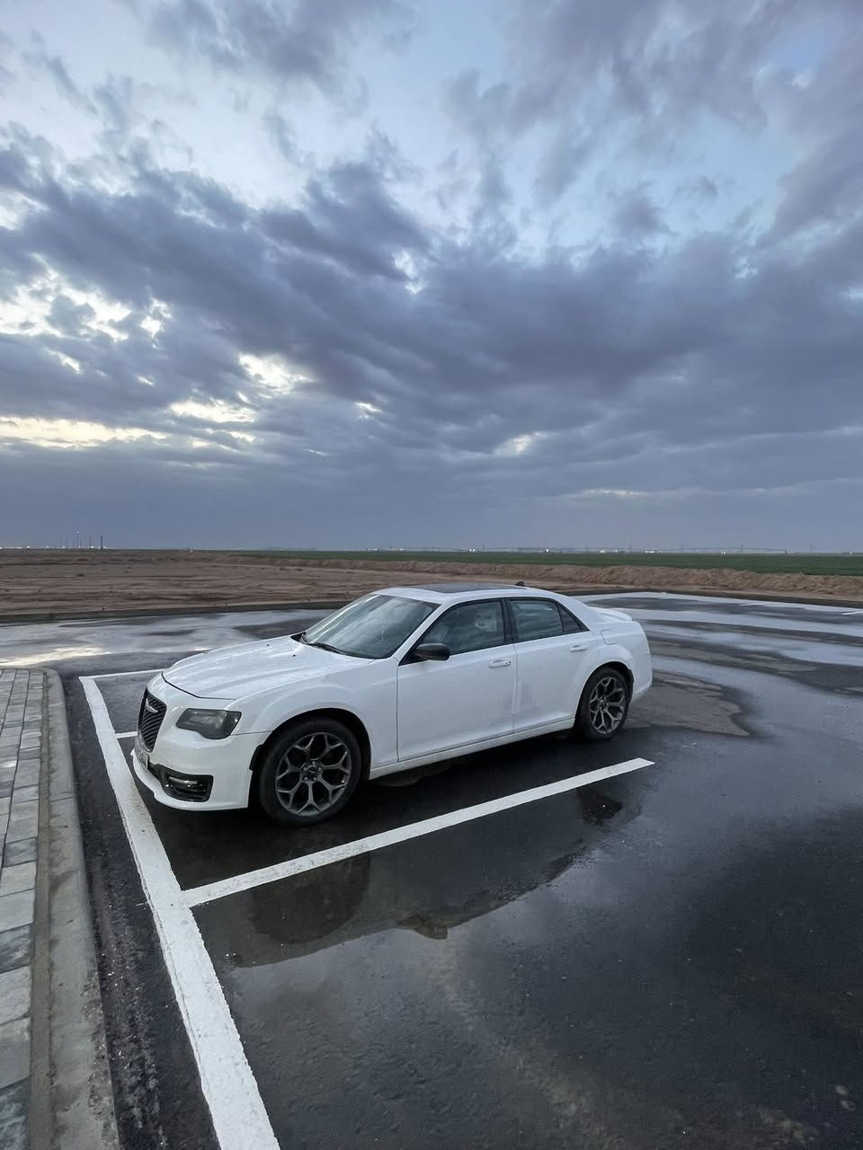 2014 300S
بصمه تشغيل عن بعد 
بانوراما 
ويل 20 رياضي 
سستم سماعات 
كشنات تدفئه 
حداديه + كير + محرك كفاله 
وارد كندي كلير جاملغ امامي جهت السائق 
*********** واتساب 
السعر 200 بيه مجال
