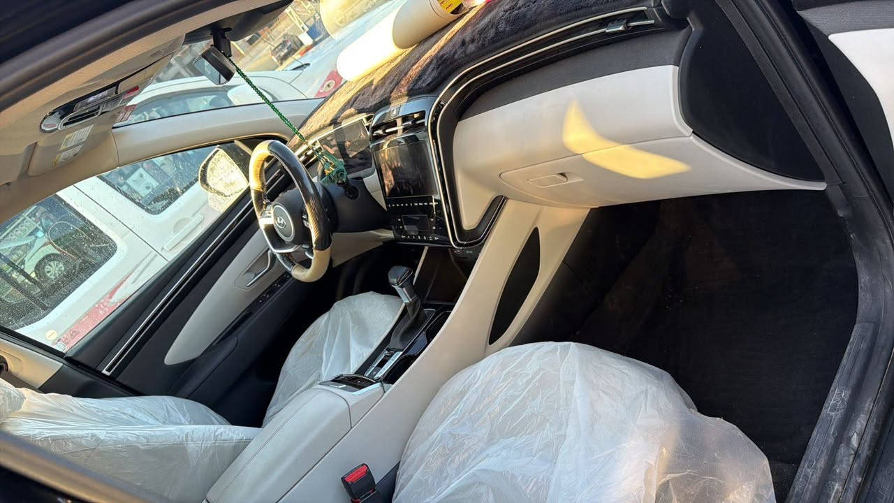 *🚘 للبيع: HYUNDAI TUCSON2024  🚘
*رقم بصرة-  واردامريكي*
*📌 التفاصيل السريعة
*الممشى*47 km فقط 🆕  
*المحرك*: 2.5L GDi بانزين 💪  
*الدفع*: 4x4 فورويل  
*المقاعد*: 5  
*الضرر*:موضح بلصور ✅  
المواصفات. 
1️⃣ الشاشة والعدادات*  
▫️ شاشة دجيتال كبيرة لمس  
▫️ كيجات دجيتال متغيرة الألوان  
▫️ تحكمات ستيرن كاملة + مثبت سرعة  
*2️⃣ الراحة والتشغيل*  
▫️ بصمة تشغيل + تشغيل عن بعد 🔑  
▫️ هاند بريك بصمة  
▫️ كراسي تدفئة  
▫️ تبريد لمس  
*3️⃣ أنظمة الأمان والقيادة الذكية*  
▫️ رادارات أمامية + خلفية + جانبية  
▫️ حساس تجاوز  
▫️ تحديد مسار  
▫️ أوتو بارك  
▫️ كاميرا خلفية HD 📷  
*4️⃣ الإضاءة*  
▫️ كشافات أمامية  
▫️ بك لايت LED
❗. المكان البصرة 
*📞 ***********يتوفر واتساب
