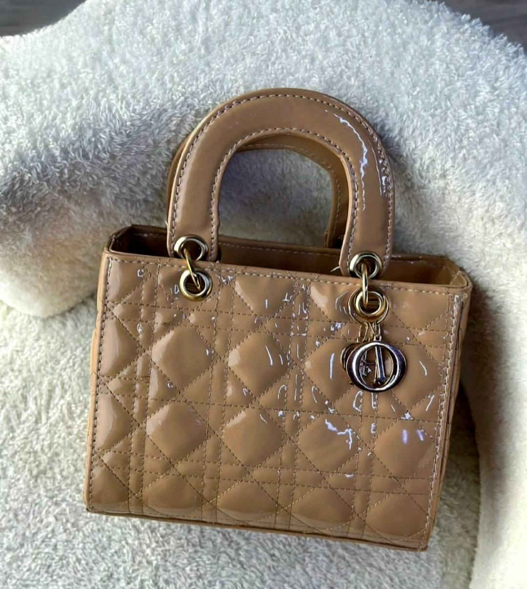 #جديد_علي_باريس✔️
حقائب نسائي Dior كوالتي عالي  وسط وكبير...شي راقي...
#السعر_13_الاف_فقط
#العنوان_السوق_الكبير_مقابل_ازياء_الحاج_ممي_مقابل_ابودعاء_للفرفوري


**إذا كنت صاحب هذا الإعلان وتريد حذفه لأي سبب، رجاءا أرسل رسالة إلى الدعم الفني**