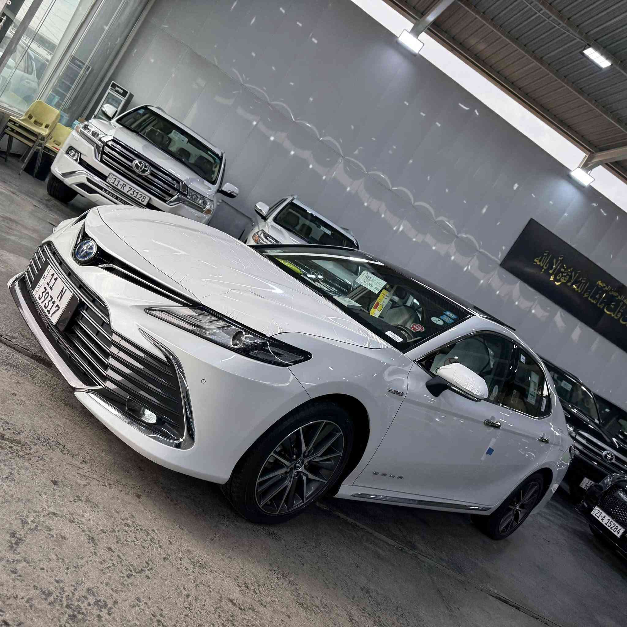 السلام عليكم
كامري 

وارد صيني 

محرك 2500

فول موصفات  واحد عل واحد

موديل 2023

ماشيه 50

رقم بغداد 

مكان السياره بغداد معارض البياع 

السعر 

***********
