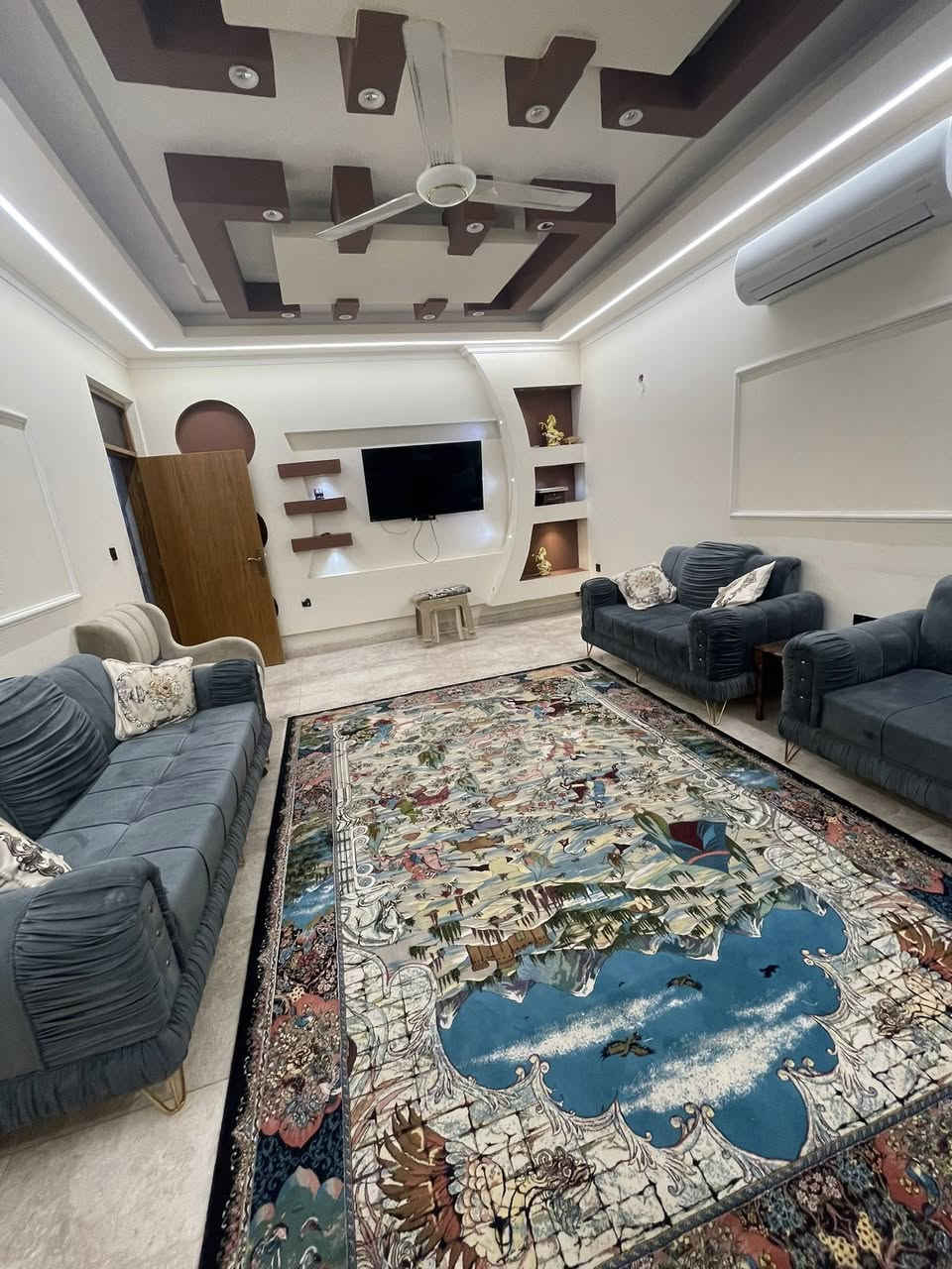 سلام عليكم بيت للبيع في منطقه زعفرانيه حي الامانه مربع ذهبي مساحه البيت 125 واجه 6وربع بناء 2024
متكون من 
طابق ارضي متكون من ستقبال وصاله مطبخ مفتوح عل صاله حمام 
طابق اول متكون من غرفتين كبار وصاله حمام 
طابق ثالث متكون من غرفه وصاله 
بيت طابو صرف سعر 220مليون 
للتواصل *********** واتساب مازنجر  فقط
