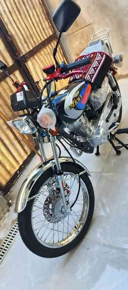 السلام عليكم دراجه رابعه كير نامه باب اول26 كلج دهن  دراجه اتخبل كامله برغي ما مفتوح بيه بريكات دسك خلفي وامامي غاز شلعه ومعدل طيارة ١٣٥ دراجه بيه صالنصه رياضي و بلادي موجودة  ٨٠٠ وبيه مجال كل شي موجود بل سوق ***********
