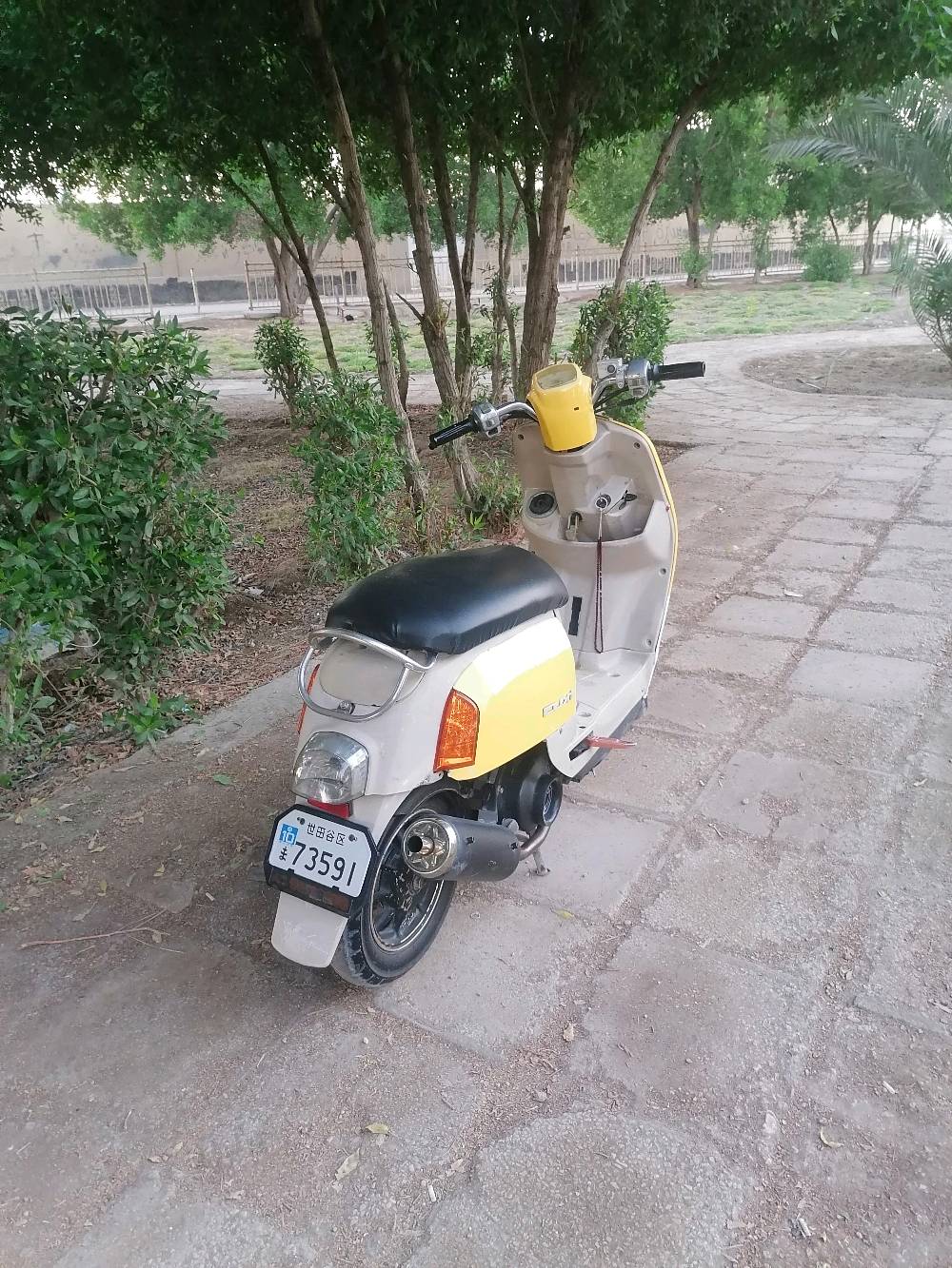 دراجة نارية نوع سكوتر لون أصفر. بحالة جيدة ومريحة للاستخدام اليومي داخل المدينة. مناسبة للتنقل السريع والاقتصادي. قليل المسافة المستهلكة نظرًا لاقتصادها في استهلاك الوقود. محرك قوي وسهل الاستخدام.