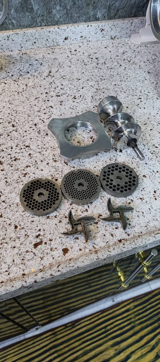 للبيع مثرامة لحم صناعية مو سوگية
ستل ستيل
وزنها ثقيل
وياها سكين عدد ٢
مصافي عدد ٣مختلف الأحجام 
للاستفسار
***********
