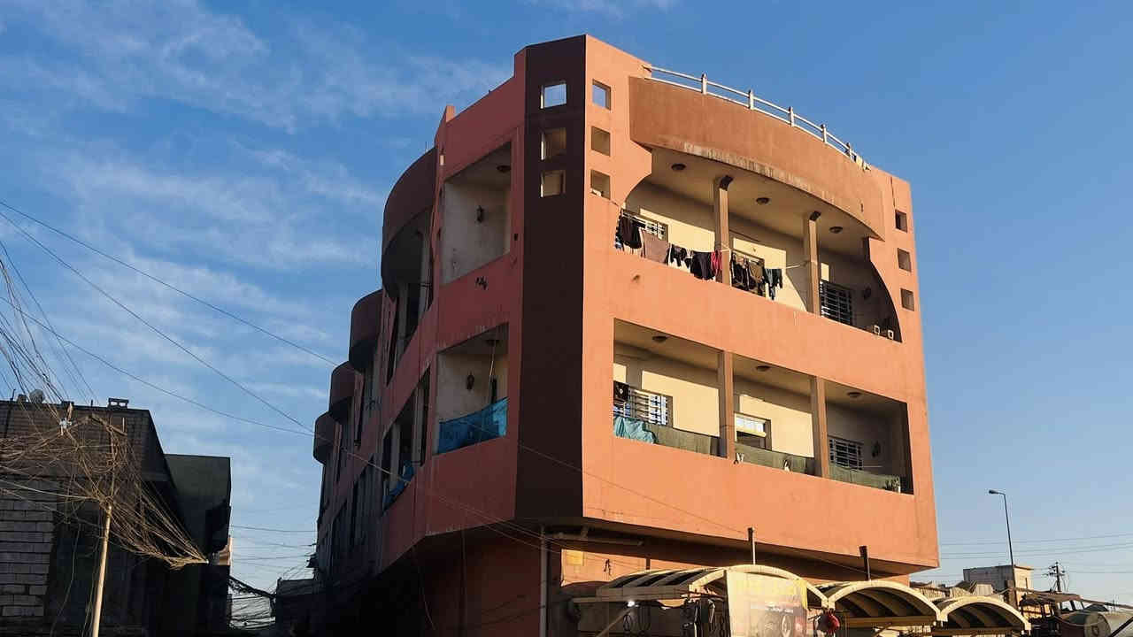 عمارة تجارية للبيع
المساحة 325م
الموقع وادي حجر 
عمارة متكونة من ثلاثة طوابق وتحتوي على 10 شقق و 5 محلات والسطح مؤجر الى شركة اعلانات عقد سنوي عمارة بناء حديث ونضيفة حيل كامل مكملة علماً انه العمارة ركن عل سيدين قرب مستشفى موصل العام مقابل معمل النسيج اجارها خير من الله
 للاستفسار الاتصال على
***********
***********
