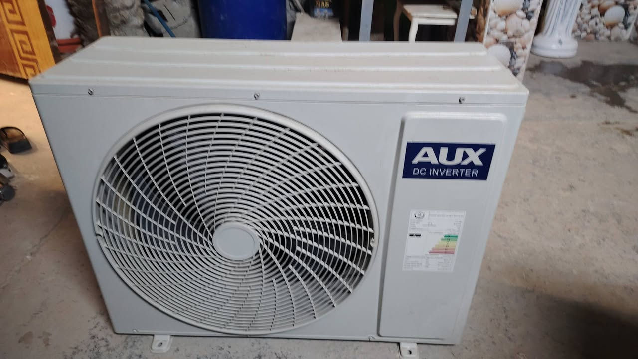 الي يده يدخل واتساب ***********
