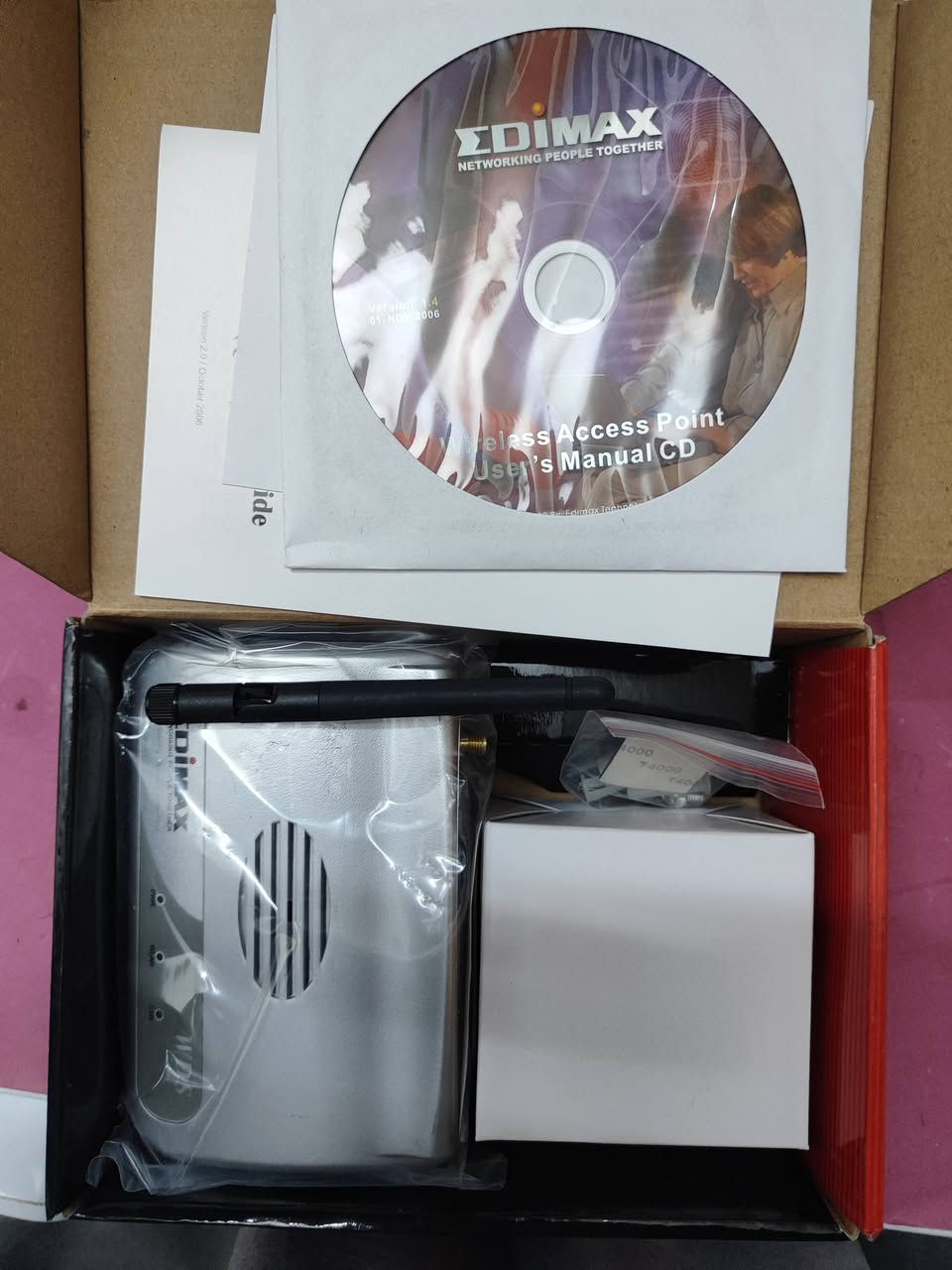 وايفاي 
🔹 Edimax Wireless LAN Access Point  
- يبث الإنترنت من كيبل إلى واي فاي  
- يدعم معيار 802.11g/b بسرعة 54Mbps  
- يشتغل كـ Access Point أو Repeater لتوسيع التغطية  
- إعدادات سهلة عبر المتصفح (Web Configuration)  
- يدعم حماية الشبكة (64/128bit WEP/WPA)  

📦 الجهاز عملي للشبكات المنزلية والمكتبية الصغيرة.  
متوفر كمية
يوجد توصيل لجميع المحافظات


**إذا كنت صاحب هذا الإعلان وتريد حذفه لأي سبب، رجاءا أرسل رسالة إلى الدعم الفني**