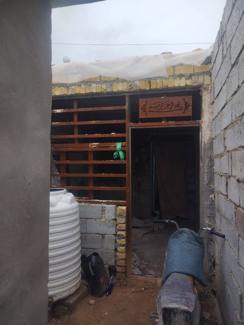 سلام عليكم  بيت 100متر شارع المطار الجديد شارع اسواق فدك  غرفة وصاله ومطبخ وستقبال   الستقبال  بعده ماكامل ومطبخ عايز لبخ  السعر 25 مكتب الصدرين  ***********
