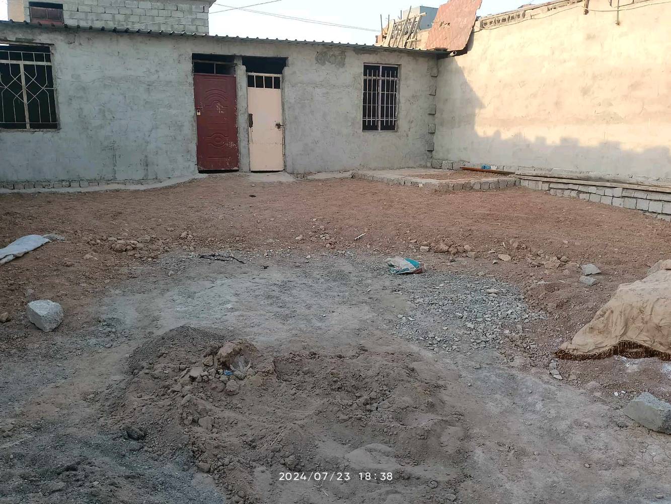 بيت للبيع غرفتين هيكل سقف چنكو مساحة 200متر .. بيها وصل أرض  بيضاء واصل ماي كهرباء الموقع رجم حديد بعد مدرسة الكويتية سعر 18مليون بيها مجال بسيط