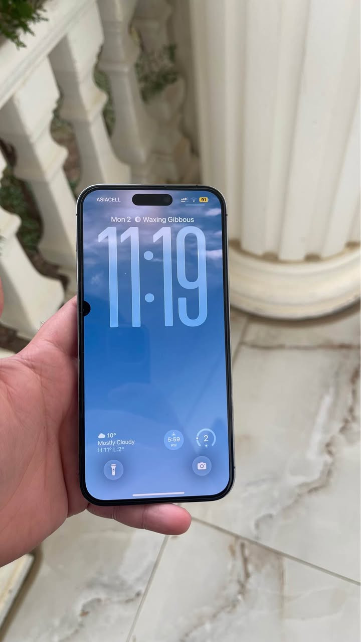 ئایفۆن 14 پڕۆ ماکس، ڕەنگی مۆر، زۆر پاک و بێ کێشە 
وەک نوێ وایە. تەنها گلاسی شاشەکەی گۆڕدراوە بە ئەسڵی، پەڵەیەکی (خاڵێکی) زۆر بچووکیش لەسەر شاشەکەیە. مۆبایلەکە نوێیە، بیپشکنە ئینجا بیبە. پاتری 80٪، دوو سیم کارتە و کامل ئەشیای لەگەلە نرخەکەی 500$ دۆلار و کەمێک مەجالی تێدایە.
***********
آيفون 14برو ماكس بنفسجي نضافه فول جديد. بس گلاس شاشه مغير اصلي و هذا نقطة صغيرة علي الشاشة التلفون جديد تفحص بعدين تأخذ  بطاريه 80 و دبل سيم سعر500$ بي مجال بسيط
*********** أربيل, العراق
