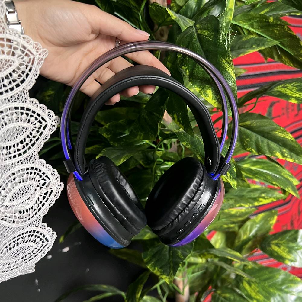 سماعة الألعاب اللاسلكية RGB PG580 Disco Pulse

استمتع بتجربة صوت وإضاءة مميزة مع سماعة PG580 اللاسلكية بتصميم RGB عصري مناسب للألعاب والموسيقى والاستخدام اليومي.

• اتصال لاسلكي Wireless V5.3 لحرية أكبر أثناء الاستخدام

• إضاءة RGB LED متعددة التأثيرات بتصميم ملفت

• وحدة صوت بقطر 40mm لصوت واضح وعميق

• مايكروفون مدمج للمكالمات والدردشة

• تدعم أزرار تحكم متعددة لتغيير الأغاني والتحكم بالصوت والرد على المكالمات

• تدعم كارت TF مع منفذ شحن Type-C

• الموديل: PG580 Disco Pulse
• نوع الاتصال: Wireless V5.3
• نوع المنتج: Wireless Gaming Headphones
• قطر السماعة: Φ40mm
• نطاق التردد: 20Hz – 20kHz
• الحساسية: 119±3dB
• الجهد المقنن: DC 5V
• التيار المقنن: ≤1mA
• سعة البطارية: 800mAh
• وقت الشحن: حوالي ساعتين
• الوزن: 320g ±5g
• الشحن: Type-C
• المزايا الإضافية: ANC Intelligent Active Noise Reduction / Built-in Mic / RGB Lighting

محتويات العلبة:
• سماعة PG580 RGB
• كيبل شحن Type-C
• كتيب التعليمات