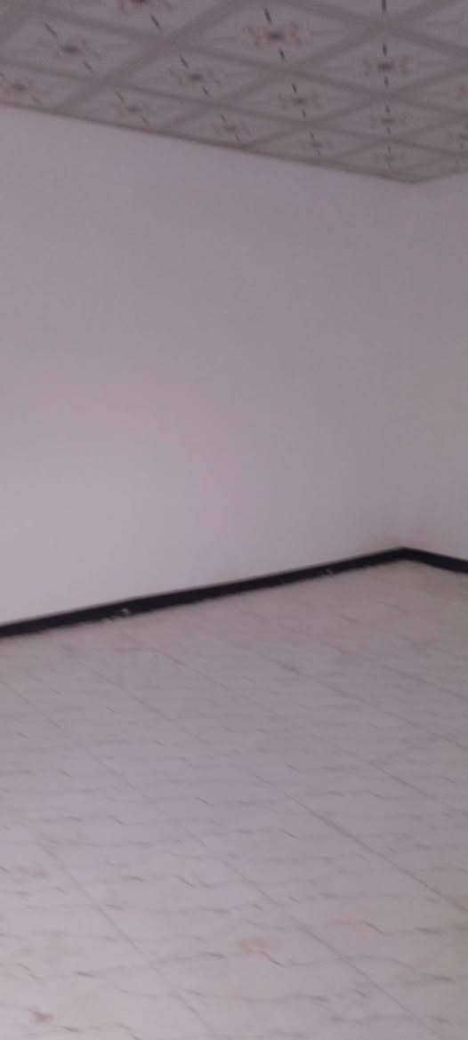 للبيع مساحه 120م جديد مامسكون مسجل بلبلديه ومرقم يتكون من غرفتين وصاله ومطبخ وصحيات ومكشوفه وطارمه كاشي العنوان شارع المطار الجديد قرب اسواق فدك السعر28بي مجال للستفسار اتصل ***********مكتب بركات الصدرين للعقار شارع الحوزه
