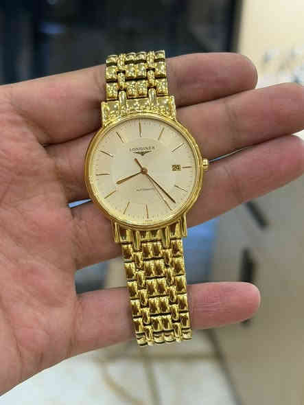أناقة لا تتكلّم، بل تعلن.
تصميم نقي، وخطوط ذهبية... انطباع لا يُنسى.

مواصفات تليق بأناقتك:

· مقاس متوازن: قطر 38.5 ملم - يناسب المعصم بدقة وبراحة فائقة
· هيكل وإسوار: ذهبي أنيق بمادة PVD المتينة
· الوجه: لون أبيض كلاسيكي مع نافذة تاريخ
· الصمود: زجاج ياقوتي مضاد للخدش
· الموثوقية: حركة سويسرية (كوارتز أو أوتوماتيك)
· للحياة اليومية: مقاومة للماء حتى ٣٠ مترًا

لونجين بريسنس... لأن التفاصيل البسيطة تصنع الفارق الأكبر.

📍 للتواصل والاستفسار:
الموقع: الكوت
الهاتف: ***********
وسائل التواصل: واتساب أو خاص

#ساعات_سويسرية #سويسرا_أصالة #زجاج_ياقوتي #مقاومة_الماء #ساعة_اوتوماتيك #ساعة_كوارتز #PVD
