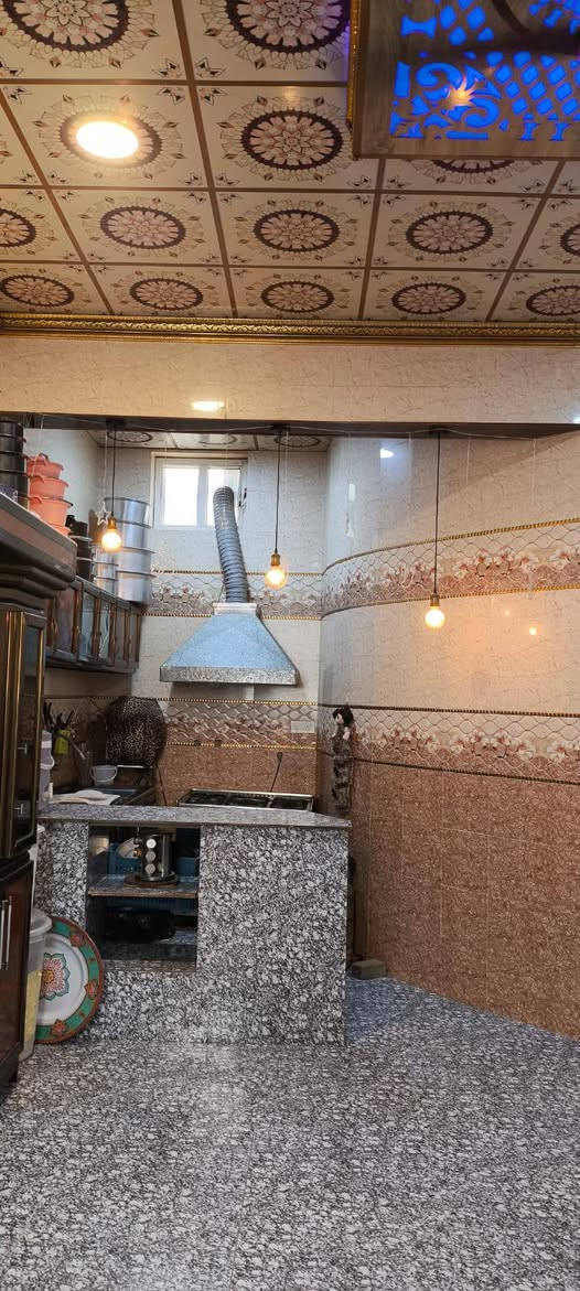 السلام عليكم
بيت للبيع الديوم 16الف 
قرب فلكه شارع 60
المساحه 300
استقبال سحب مغربي
مطبخ حار بارد 
صاله كبيره +موزع
غرف نوم عدد 4
واحد من الغرف اسويت 
مجموعه صحيات عدد 4
رقم الهاتف ***********
