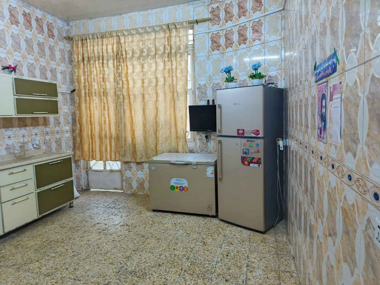 طابو صرف للبيع المساحة 200متر
كونكريت مسلح طابق واحد السعر 135او بيه مجال
بناء نضيف ومرتب عالي عن الشارع كافة الخدمات غرفتين صاله مطبخ استقبال  صحيات داخليه خارجيه  مناور البيت
حي الوحده خلف المستوصف او  قرب متوسطة الغصون للبنات
 الشراي اتصال لطفا ***********
