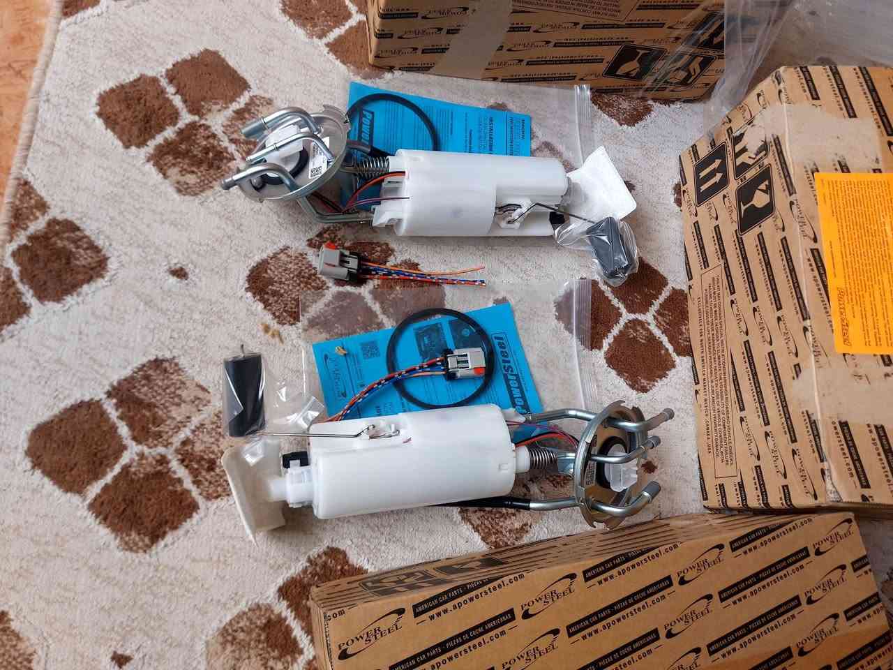 السلام عليكم. عبو ة بانزين كاملة مع فيت بم مع واشر مع طوافة مع فيشة خارجية لسيارات كلايزر7راكب موديلات 91_95.  سعر العبوة مع التوصيل 90الف.كما يوجد لدينا توصيل لجميع المحافظات وتساب او اتصال ***********
