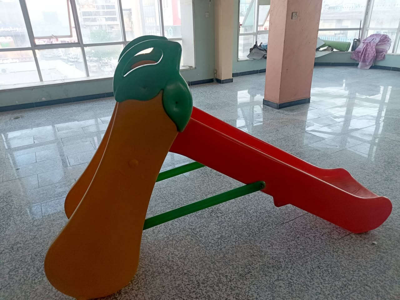 مزليكه حجم كبير للبيع بينا شويه فطور خفيفه كلش بالصوره لان متروكه جديده 
بغداد كرادة داخل مجاور مرطبات مشمشه *********** قويه كلش تتحمل وزن حته لل100
