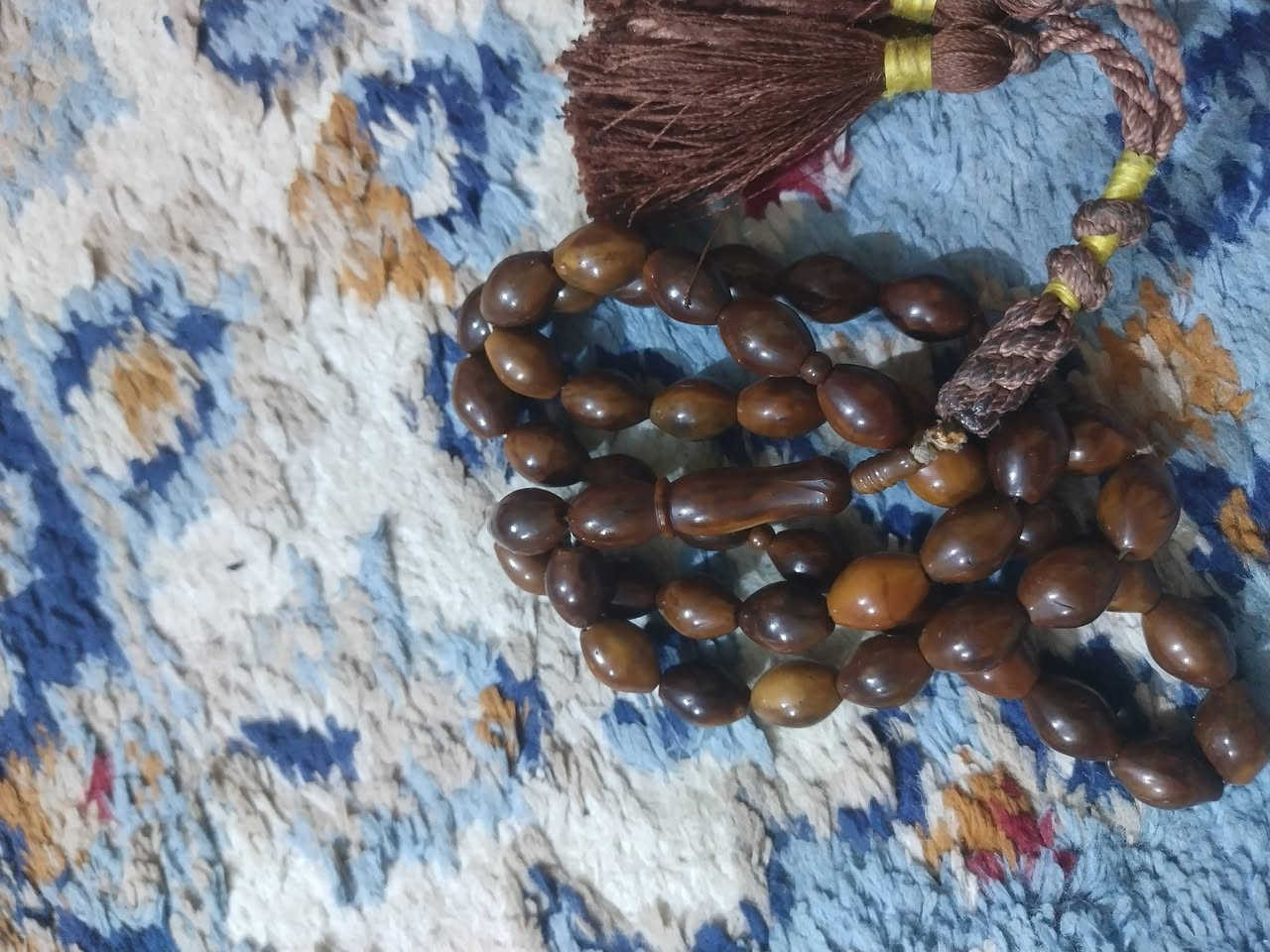 ماعندي توصيل بدايه.. السبح موجوده بالبصره واتساب ***********
كهرب ناعمه بيها خرزه مكسوره 
نارجيل سوده هلالين ونجمه بيها نقص خرزه 
نارجيل قديمه السعر 100كلهن
