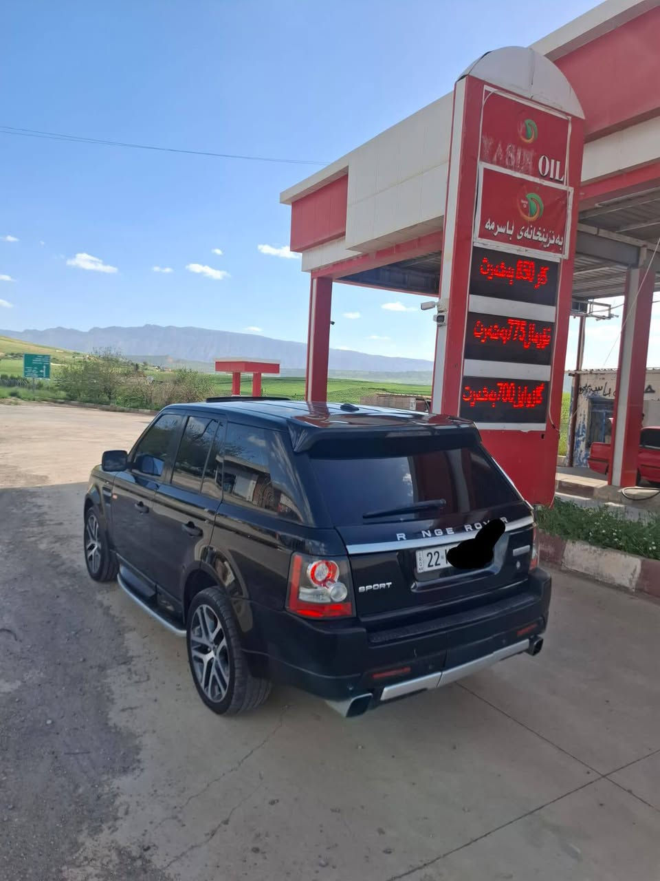 Range roverمۆدیل2011هەشت پستنی سوپەر چارچ فول مواسەفات گێرو مەکینە بەناو کردنو غرامە بەشەرت شەریکە سەردارە بەس بۆنیتی سبوخە کارەبایاتی مەزبوتە   ***********  *********** أربيل, العراق
