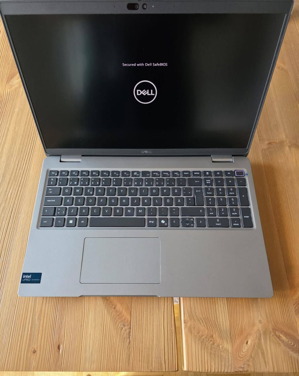 🔥🔥 **وصل الوحش الاحترافي | Dell Precision 5490 Mobile Workstation** 🔥🔥
💎 **إذا شغلك يحتاج قوة حقيقية... فهذا الجهاز صُنع للمحترفين.**

استمتع بأداء استثنائي مع أحدث تقنيات Intel وكرت الشاشة الاحترافي NVIDIA RTX Ada، المصمم لإنجاز أصعب المهام بسرعة وثبات. سواء كنت مهندس، مصمم، مبرمج، صانع محتوى أو تعمل في الذكاء الاصطناعي، فهذا الجهاز سيمنحك تجربة عمل احترافية بدون أي تنازلات.

━━━━━━━━━━━━━━━━━━

💻 **المواصفات:**

⚡ **Intel® Core™ Ultra 7 165H**

🎮 **NVIDIA RTX 2000 Ada 8GB GDDR6**

🚀 **64GB DDR5 RAM**

💾 **1TB NVMe PCIe Gen4 SSD**

🖥️ **شاشة 16 إنش عالية الدقة**

🛡️ **ضمان رسمي من Dell لغاية سنة 2029**

━━━━━━━━━━━━━━━━━━

⭐ **لماذا تختار Dell Precision؟**

✅ محطة عمل احترافية (Mobile Workstation)

✅ أداء خارق في التصميم الهندسي والمعماري

✅ مثالي لبرامج AutoCAD – Revit – SolidWorks – 3ds Max – Blender

✅ مونتاج وإخراج فيديو احترافي على Premiere Pro وAfter Effects وDaVinci Resolve

✅ مناسب للذكاء الاصطناعي، البرمجة، تحليل البيانات وتشغيل الـ Virtual Machines

✅ قدرة ممتازة على تعدد المهام بفضل **64GB RAM**

✅ تخزين NVMe Gen4 فائق السرعة لتشغيل البرامج ونقل الملفات خلال ثوانٍ

✅ جودة تصنيع Dell Precision المعروفة بالاعتمادية والمتانة

✅ تصميم أنيق وخفيف مناسب للعمل داخل وخارج المكتب

🔥 **إذا تبحث عن جهاز يخدمك لسنوات ويقدم أداءً احترافياً في كل المجالات، فهذا هو الاختيار المناسب.**

📍 **الموقع:** بغداد

السعر مليون و500 

ملاحظة مهمة جدا الجهاز  للي يعرف قيمتة وشنو يكدر يسوي بهذا جهاز 

محطة ذكاء اصطناعي كاملة بدون انترنت  موجودة فيه 

📞 **للاستفسار:** ***********

**سارع بالحجز قبل نفاد الكمية. الأجهزة الاحترافية بهذه المواصفات والضمان الطويل نادراً ما تتوفر في السوق.**
