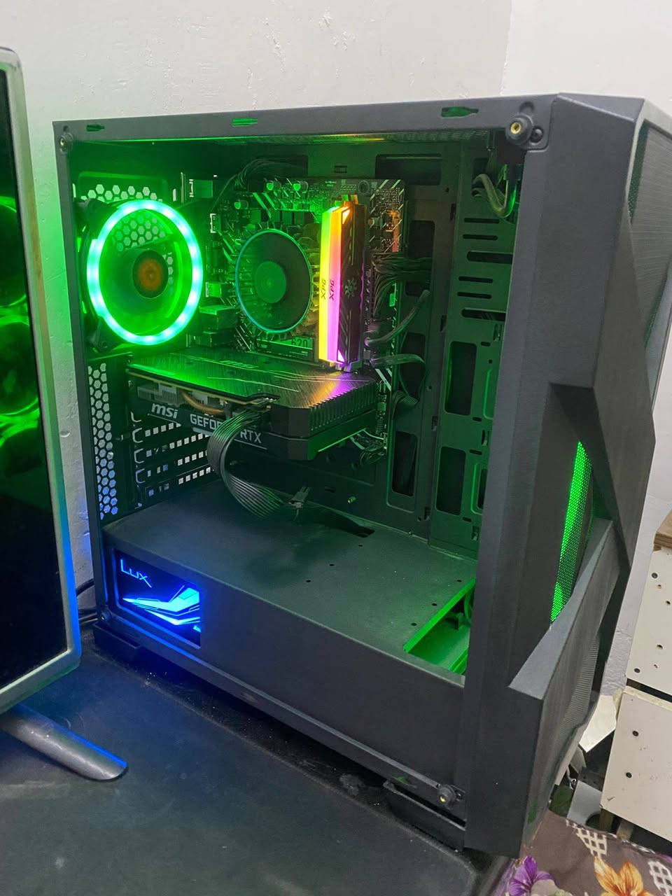 تحيه طيبه كيس للبيع
CPU: Intel Core i5 12400F

Motherboard: ASUS PRIME H610

MSI GeForce RTX 2060 Ventus XS 6G OC

RAM: XPG 16GB (2×8) 3200MHz

Lexar M.2 256GB 

 1TB HDD

PSU: LUX 650W

السعر 760 الف وبي مجال بسيط 
مكاني كربلاء متوفر توصيل جميع المحافظات ***********
