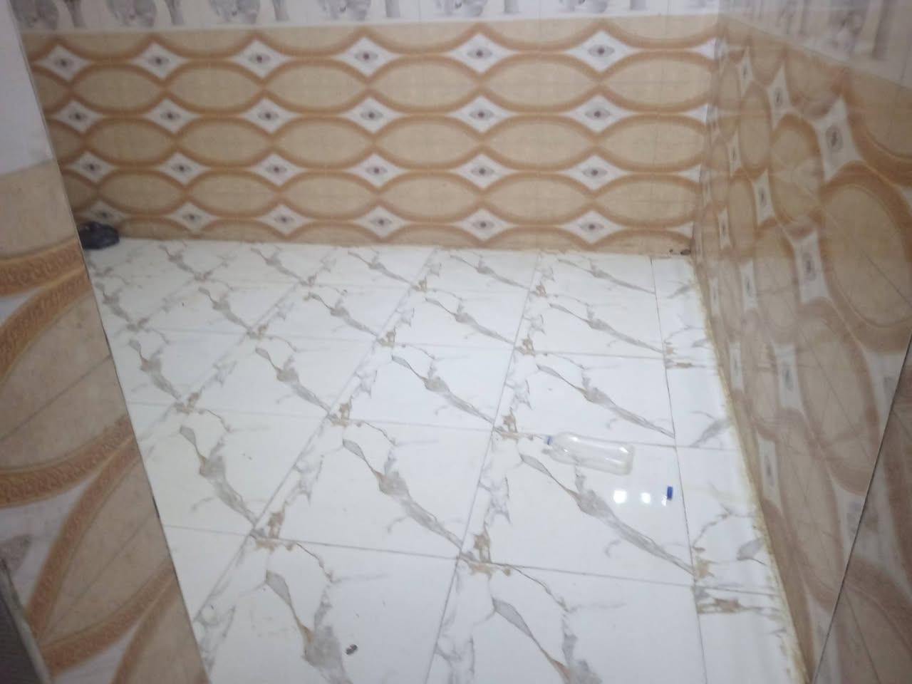 سلام عليكم خوان بيت صب سطح مبنى طابوك لبيع بي ٢ غراف وصاله وستغبال مطبخ وصحيات مساحته ٢٠٠ التواصل تصل ع رقم ***********
