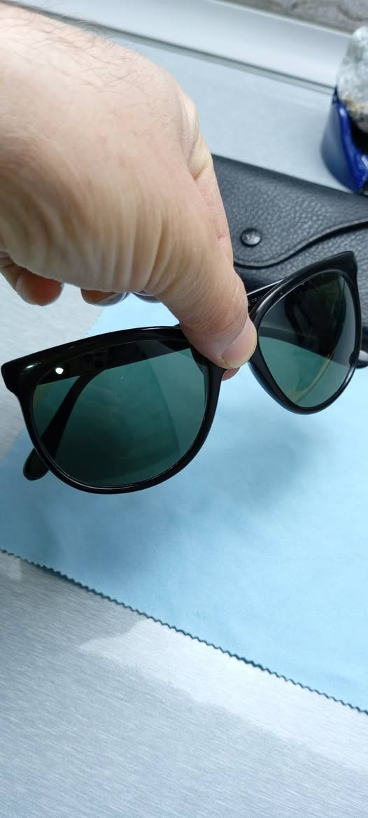 نظارة ماركة راي بان امريكي اصلي 
عدسات حجر سميك 
قياس: وسط
فلتر: uv400 لحماية العين من أشعة فوق البنفسجية 
انتاج سبعينات، متوقف التصنيع 
قطعة نضيفة
للاستفسار: واتس اب ***********
