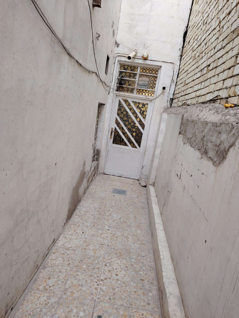 دار للإيجار المساحه 100 يم شارع الكهوه في حي ميسان يحتوي على غرفه وصاله ومطبخ واستقبال وصحيات داخليه وخارجيه السعر 275 الف شهرين مقدما للاستفسار الاتصال على الرقم ***********
