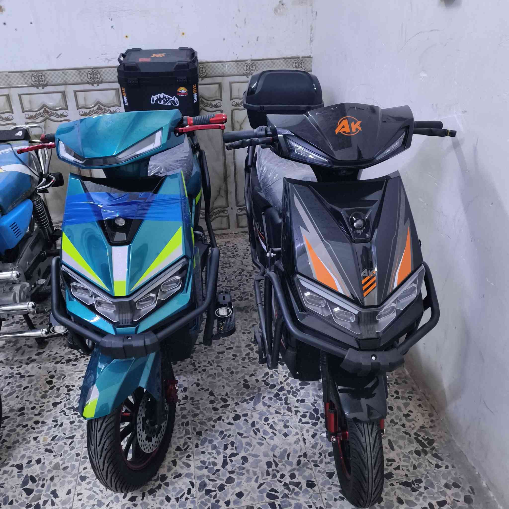 سلام عليكم شباب البيع مواطير القطعتين واحد الاخوين واحد كوري مواطير جديد غير مستخدم موديل 26بطاريات 6 كدامك شدهن بيع سريع سعر القطعه800 جاي بيعون بل سوك القطعه 950بل سوك  مكان الرمادي التاميم القادسية الأولى الاتصال على رقم الهاتف ***********
