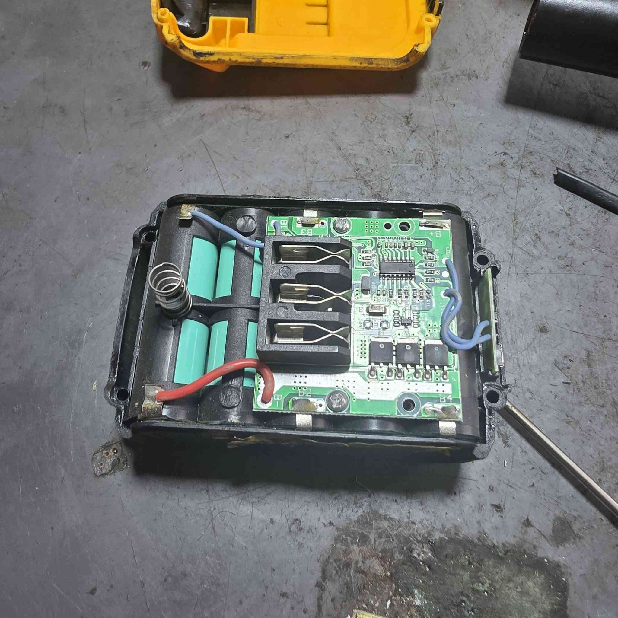 السلام عليكم من رخصه الادمن المحترم  تم بحمد الله تبديل  خلايه ديولت ديولت  ١٠٠٠ نويتن او ٨٠٠ نيوتن  بخلايه جديده الى احد الاخوه. ورجع. كلش ممتاز مع الضمان   مكاني جسر ديالى فلكه سلمان باك  للاستفسار مراسله الصفحه  او مراسله واتس  اب 
***********
