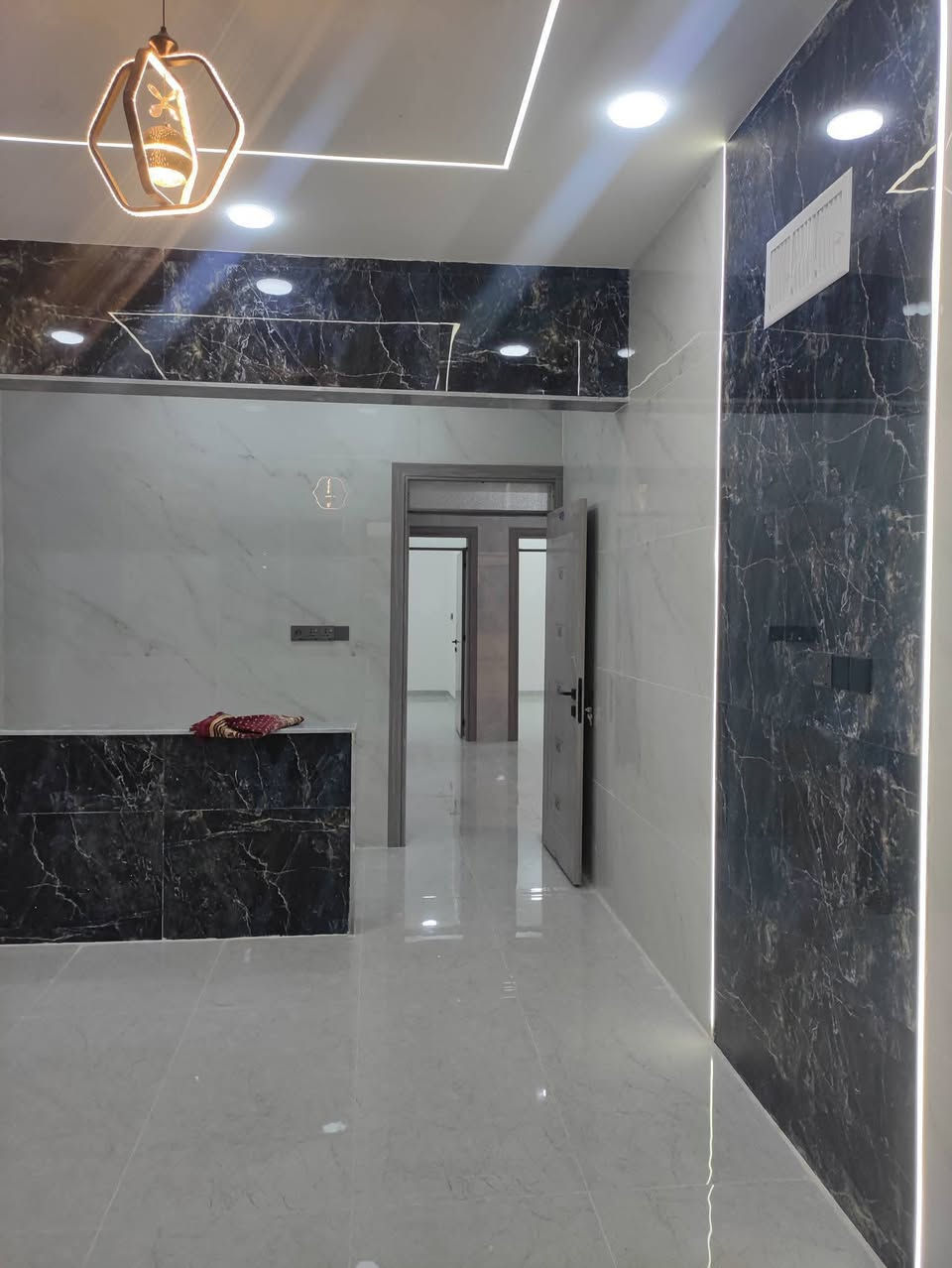 الدار لبيع في حي الملايين الوله قرب جامع الصواف المساحة ١٥٠متر واجهه ٧ ونص طابقين غرف نوم عدد ٥ واستقبال ومطبخ وهول وصحيات لاستفسار الاتصال على الرقم *********** *********** *********** اومرجعت مكتب انوار الموصل للعقار
