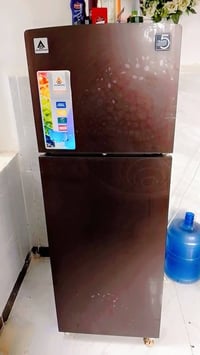 ثلاجة • محتاجة تصليح • وبيه مجال