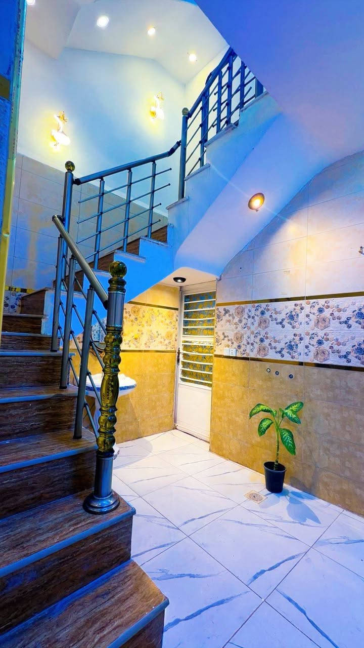 السلام عليكم بيت #للبيع  المساحه 50 م واجه 4 نزال 12ونص طابقين ثلاث غرف نوم بيت نضيف ومرتب وتصوير واضح سند 25 كامل خدمات العنوان الخطيب الزراعي قرب أسواق ام علاء للاستفسار الاتصال برقم *********** او خاص مكتب الشرق الأوسط للعقار
