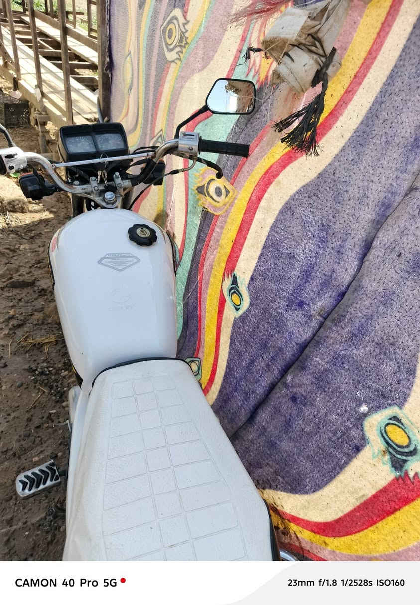 دراجه للبيع فول مواصفات كهربائيات كلها شغاله اشاير لايت +بگ لايت هورن كلو جديد تايرات وچوابه +وياله كلو اصلي وجديد تاخذها شرط بيها شي خليها يمك وتجي تاخذ فلوسك سعرها 400قفل قفل وترهم مراس بستوته وذا نضيفه انطي فرق ***********بس رمش بي واتساب
