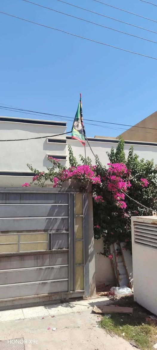 🏡 دار للبيع – 

الحلة  / الأكرمين قرب شارع أم البنين وقريب من الكراج الموحد 

📐 مساحة: 200م

📜 طابو صرف 

 – طابق واحد

🔸 المحتويات:
• غرفتين 🛏️ غرفة تحتوي على سويت 
• صالة 🛋️
• مطبخ حار وبارد  🍽️
• استقبال 👥
• صحيات عدد 3🚿
• بناء مرمم حديث ✔️
• كراج سيارة 
• حديقة 
🧱 ‏ 
للأستفسار عن السعر واي تفاصيل اخرى مراسلة الصفحة أو الاتصال على أرقام 
مكتب البيرق  للعقار 
***********
***********  ￼
