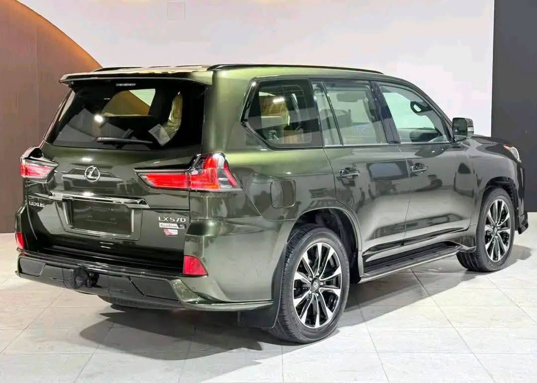 LEXUS LX570 - BLACK EDITION S 💚
​المــوديل: 2021 
​ماشية 19 ألــف كيلو متر بسسسس ❤️‍🔥 (نظافة وكالة)
​الوحش الياباني يجي بمحرك 8 سلندر V8 سعة 5.7 لتر ⛽️

يولد قوة 362 حصان 🐎، وتسارع طيران من 0 للـ 100 كم/ساعة بـ 7.7 ثانية 💥🚀
مــع نظـــام دفع ربــاعي 4WD يبيض الوجه بكل الظروف 💪

​السيارة فول مواصفات VIP (رقم واحد)، مكفولة واللهم صل على محمد 👌🤩
📍 مكــان السيــارة: أربيل

ادخل لـ معرض الدكتور للسيارات ​سوي لايك (❤️) واكتب "لكـزس" بتعليق، ويوصلك السعر عالخاص طيارة 📩 مبــاشرة 🔥


**إذا كنت صاحب هذا الإعلان وتريد حذفه لأي سبب، رجاءا أرسل رسالة إلى الدعم الفني**