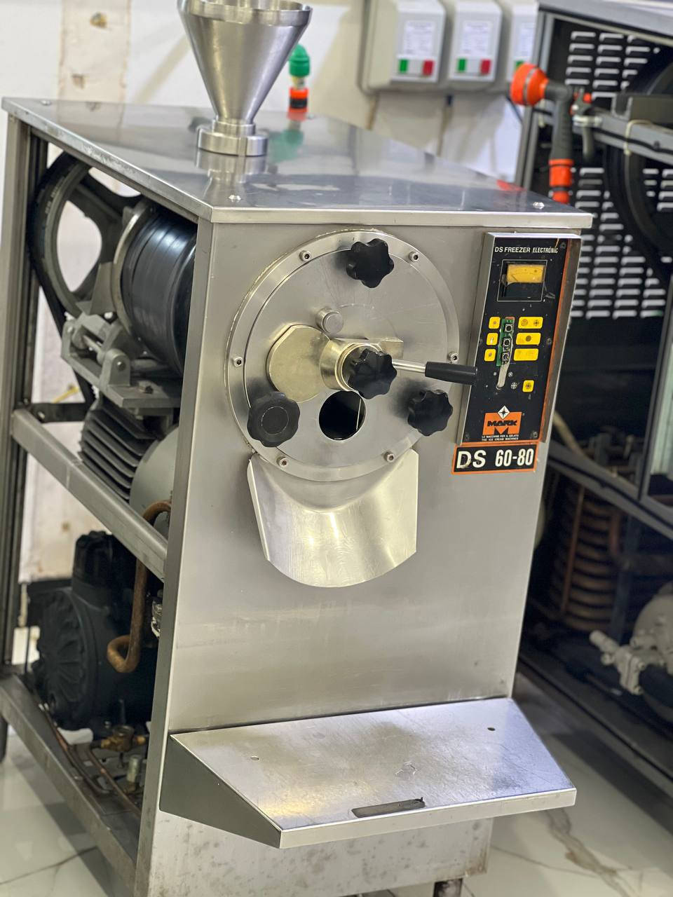 السلام عليكم 
من رخصة الادمن
للبيع مكينه DS
-نوع MARK-
-حجم 60/80-
-12 لتر -
-نضافه فول  بلاديه -
- الانتاج مالتها يطلع خلال 8 دقائق-
-مكاني بغداد حي الجهاد مقابل مشاتل الاطباء -
-للتواصل ***********
-الشراي يجي اتصال ويدلل  ..
