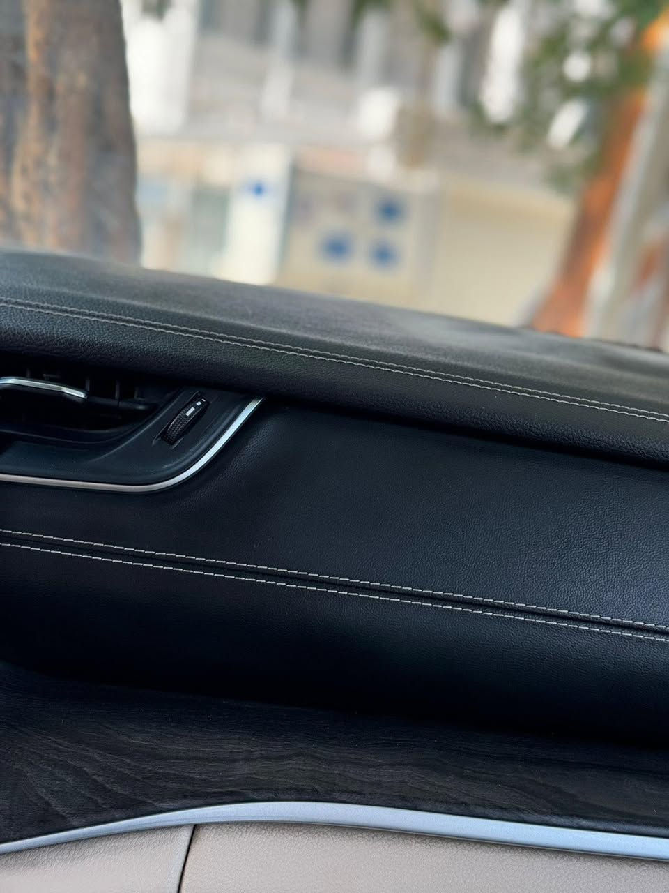 جيب  كراند شيروكي لمتد L .
الشكل الجديد كليا   7   راكب.
الموديل : 2021 . (خليجي) وكالة هارلم
المحرك : V6.  3.6L .
العداد :  65 الف كيلو .
السيارة بيه طخة بسيطة بين باب السايق والباب الخلفي بسيطة جدا والباب والجاملغ الخلفي ماعداها سيارة جديدة على وضع الشركة
المواصفات :
دفع رباعي 4x4 .
رادار امامي مع مانع تصادم .
تحذير الخروج عن المسار .
تحذير النقطة عمياء  .
ويل قياس 20 انج .
سقف بانوراما .
*دشبول دجتل مع شاشه بمواصفات عاليه
شاشه كبيرة 10.1 انج .
نظام الخرائط (GPS) .
كاميرا داخلية محيطيه  360 درجه  .
كاميرا خلفية .
المصابيح الأمامية زنون .
كشافات الضباب زنون .
تشغيل عن بعد .
صندوق كهربائي .
*شفتات بالستيرن.
*الگير ماوس مع وضعيات قياده متعدده.
مقصورة الركاب من الجلد الفاخر .
*تطعيم الدشبول والابواب صاج ملكي.
حفظ وضعيات الجلوس (ميموري) .
المقاعد الأمامية كهربائية .
المقاعد الأمامية تبريد وتدفئة .
المقاعد الخلفية تدفئة .
*سايد بريك بصمه.
*فول تحكمات ستيرن امامي خلفي.
*عشره  ايرباك بالدشبول ولتكم ولكراسي
سستم صوت Alpine .
انارة داخلية LED .
حساسات خلفية .
7 راكب .
مكيف خلفي مع وحدة تحكم منفصلة .
تدفئة ستيرن .
مرايا متحسسه للضوء العالي .
مانع تصادم خلفي .
بلوتوث تلفون .
محدد سرعة .
نظام التشغيل والاطفاء الاوتوماتيكي ( Auto Start System ) .
نظام بريك اوتماتيكي ( Auto Break System ) .
*وبقية المواصفات المعروفه
مكان السياره بلديات
الرقم ***********
