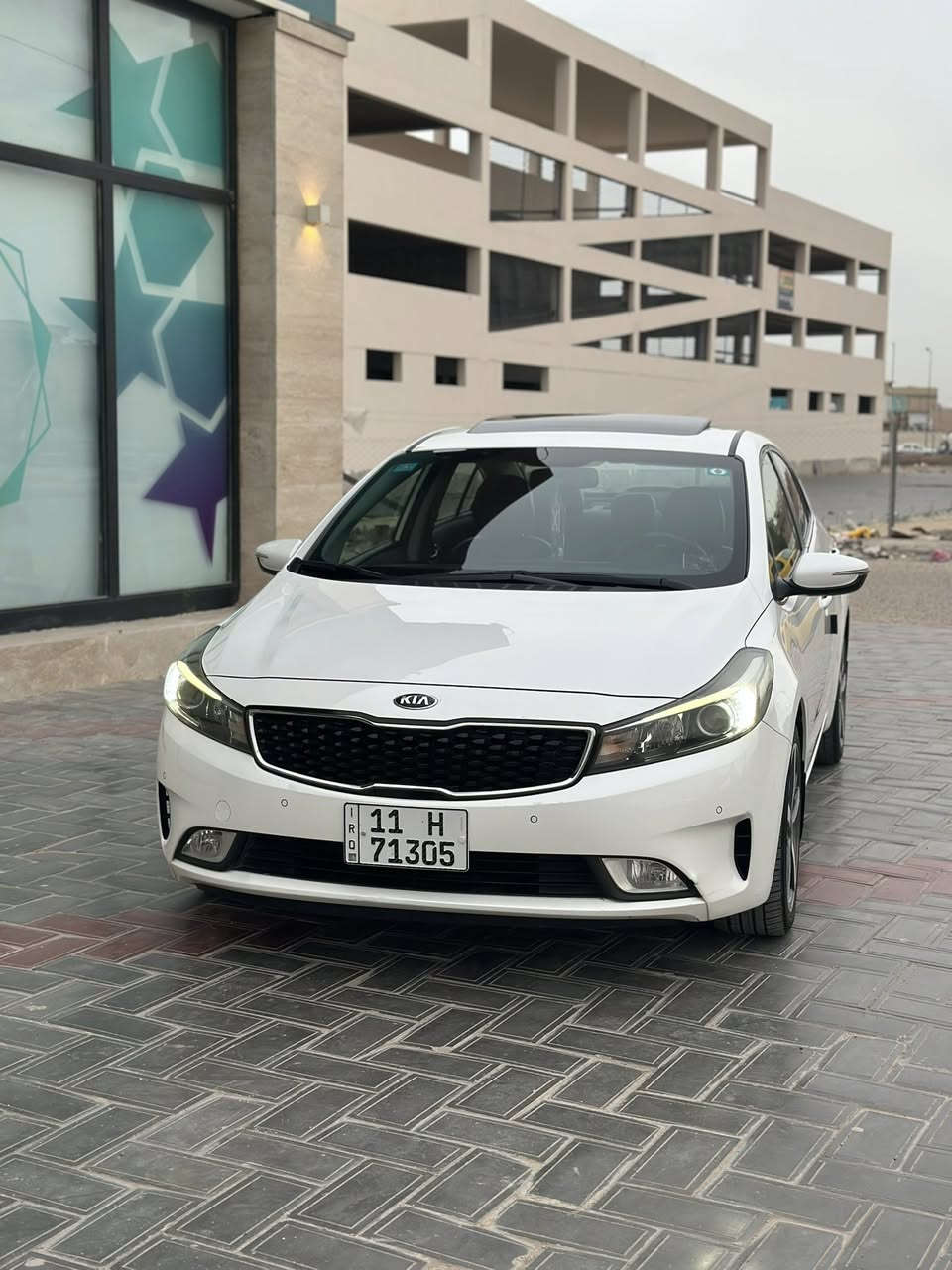 السلام عليكم 
سيراتو موديل 2017   Vip طلب خاص 
رقم بغداد الدولي 
المواصفات 🖍️
مكينه 2000 دوش مكفوله من كلشي 
بصمه   وبصمة أبواب.
فتحة سقف 
كشن جلد  وكهرباء وذاكرة خزن ميموري وتدفئة تبريد بلكشنات 
نضمام نقطه عمياء
رادار وحساس امامي خلفي 
لد أمامي خلفي ونهاري 
لد ترحيبي يدة الأبواب والمري الجانبيه 
تبريد قطعتين 
شاشه لمس وكامره خلفيه 
عداد مسافه 115 الف كيلو متر 
السياره مكفول من الصبغ والفتح والتبديل يوجد بيها بارد قليل 
مكانها السماوه مركز مدينه 
للأستفسار الاتصال  ***********
