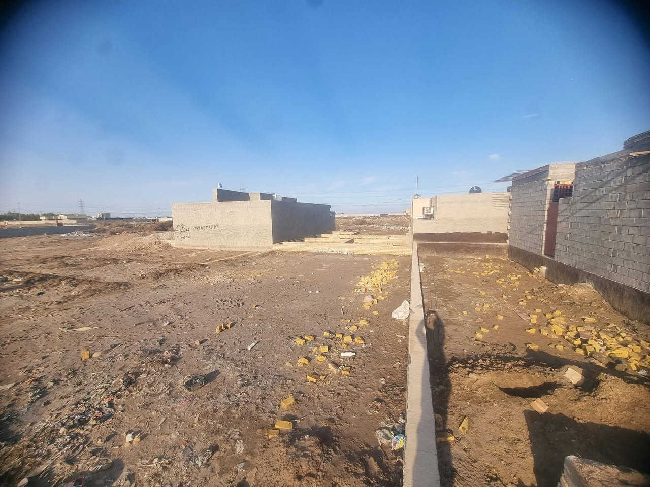 سلام عليكم قطعتين بالكوت طابو سند ٢٥  كل قطعه ٢٠٠ اب ٢٠٠  متر وحده ابضهر الثانيه على شارعين   ابحي الحكيم ابشارع التمايمه ابضهر ابيوت النازحين  وحده بيه بتلو كامل او وحده قطعه فارغع السعر القطعه الوحده البدون بتلو ٨  مليون والثانيه ام البتلو اب١٠   او بيه مجال قليلل
الاستفسار اتصل على الرقم ***********
