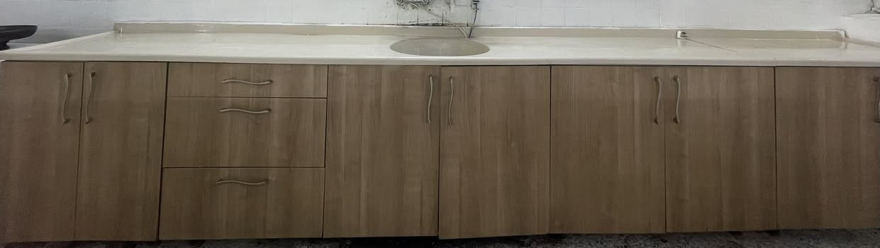 #للبيع
كاونتر خشب ثقيل مع سنك وغطاء مرمر ٧ باب 
كراسي عدد ٢
ارضية مطاطية للالعاب الخارجية عدد ٦٤ قطعة 
للمعلومات التواصل عالرقم 
***********
