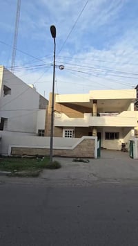 للبيع او للايجار في اليرموك موقع مميز مطل عل سجة  مساحة 390م  واجهة13م...