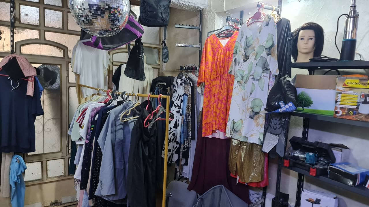 فقط ملابس عندي كميه ال تفيده يدخلي خاص بتراب الفلوس


**إذا كنت صاحب هذا الإعلان وتريد حذفه لأي سبب، رجاءا أرسل رسالة إلى الدعم الفني**