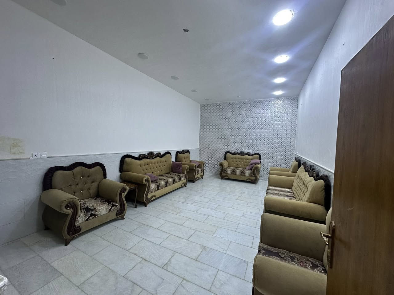 دار سكن طابو صرف في ( الجمعية )
بجانب بيت أستاذ (( غازي محيسن الدليمي ))
بلقرب من ( مدرسة الصالحون )

مساحة ٣٠٠ م - بناء طابوق - (( اساس رفت ))
( سقف صب كونكريت مسلح ) - ( أرضية مرمر )

(( طابقين ))

الطابق ١ :- ٢ غرف نوم ( وحدة منهن سويت )
الطابق ٢ :- ٢ غرف نوم + صحيات 
( صحيات خارجية )

كل الخدمات متوفرة :- ماء - كهرباء - مجاري - أرصفة
( متنزه + مدرسة قريبات جداً )

(( كما موظح في الصور ))

للاستفسار مراجعة مكتب غازي للعقار   
واسط - الزبيدية - قرب أفران المائدة  *********** 
***********
