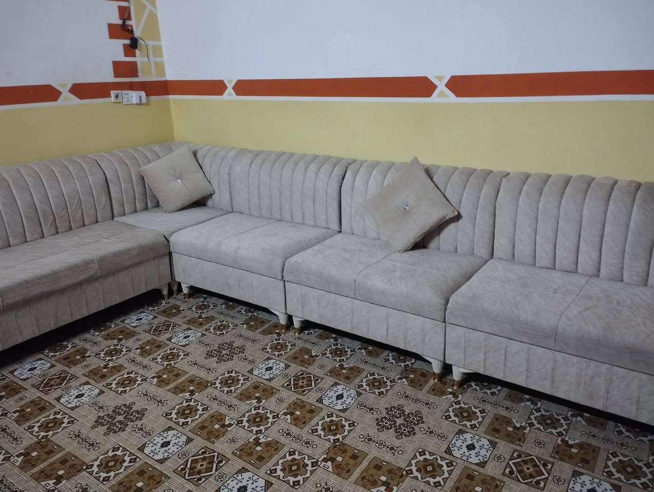 ديوان نضيف اي عيب مابيه السعر 200  ويه ميز الشراي يخابر ***********
