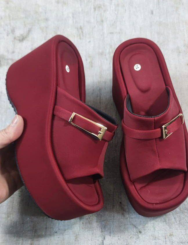 سابو نسائي صيفي كعب روكي عالي مريح أرضية خفيفة الوزن مريحة متوفر بأرتفاع أقل وبجميع الألوان حسب الطلب جودة عالية صناعة تركية للبيع بالجملة 
(متوفر مقاسات من 35 حتى 41 حسب الطلب)
#nayashoesmoda_slippers_wedge#


**إذا كنت صاحب هذا الإعلان وتريد حذفه لأي سبب، رجاءا أرسل رسالة إلى الدعم الفني**